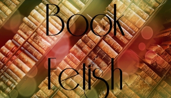 Etichetta della categoria Book Fetish: raffigura degli scaffali di una vecchia libreria in obliquo, con il nome della categoria