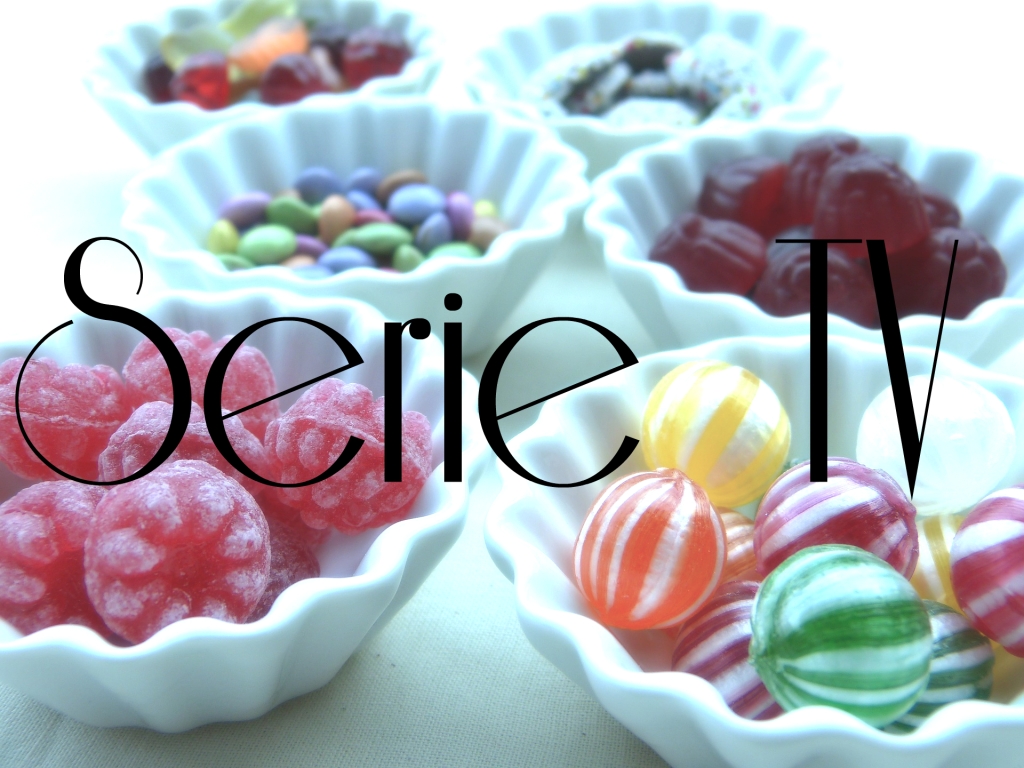 Etichetta della categoria Serie TV. raffigura delle ciotoline con diversi tipi di caramelle colorate, tipo smarties e caramelle gommose