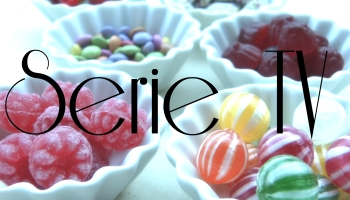 Etichetta della categoria Serie TV. raffigura delle ciotoline con diversi tipi di caramelle colorate, tipo smarties e caramelle gommose
